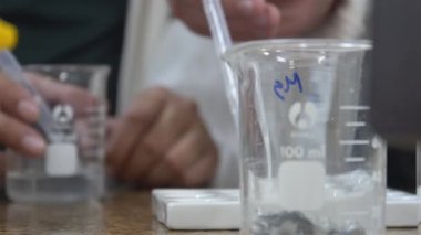 Kimya Laboratuvarında Düşüren ile çalışan 2 Çocuk - Kapatın - Odaklanın - Çekin