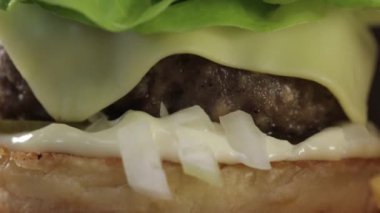 Biftek Peynir Burger Görünümü Yakından - Eğilim- En Alttan Üst 2 'ye