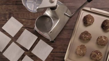Köfte Yapımı - Patty Makinesine Biftek Topları koymak - En İyi Atış