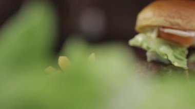 Biftek Peynir Burger Görünümü - Yakın Dilimlenmiş - Kaydırıcı - Soldan Sağa 3