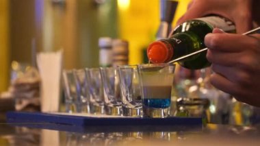 Barmen Taquilla shot dolduruyor - Kenar Açı