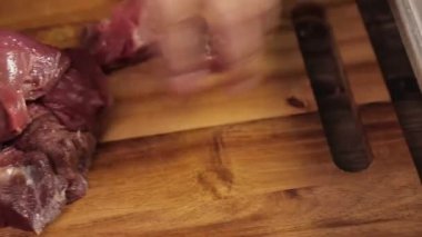 Çiğ Biftek Parçası - Metal Tepsiye Yerleştirme - Ön Açı 2