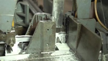 2 Çelik Çubuk Kesen Makine Beyaz Sıvı Çıkıyor - Ön Açı