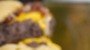 Biftekli Pastırmalı Peynirli Burger - Yakın plan