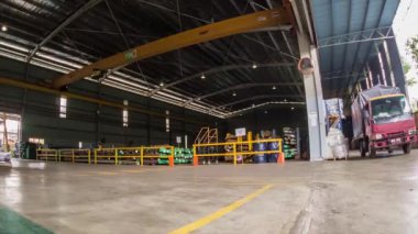 Vinç Kaldıraç Bir Deponun İçinde Hareket Ediyor - Zaman Ayarı - Yukarı Eğil