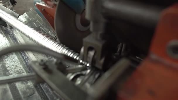 Σωλήνες Από Αλουμίνιο Που Κόβονται Στη Μηχανή Σπινθήρες Close — Αρχείο Βίντεο