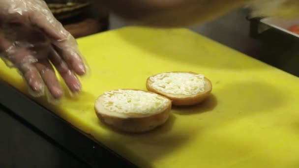 Βοδινό Τυρί Burger Συσσώρευση Στην Κουζίνα — Αρχείο Βίντεο