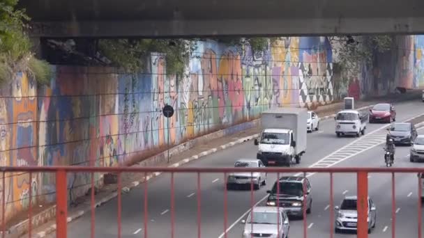 Zusammenstellung Oben Und Eine Vielbefahrene Brücke — Stockvideo