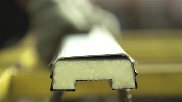 Fabrika Şçisi Nşaat Takviye Ürününü Hazırlıyor Kapat — Stok video
