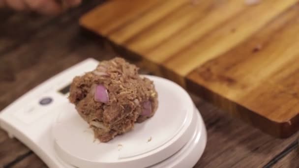 Mistura Carne Patty Fazendo Bolas Carne Com Mãos Pesando — Vídeo de Stock
