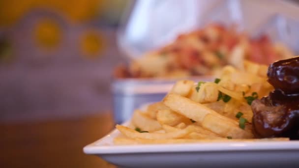 Marhahús Borda Sült Krumpli Tápióka Chips Asztalon Közelkép Pan Jobbra — Stock videók