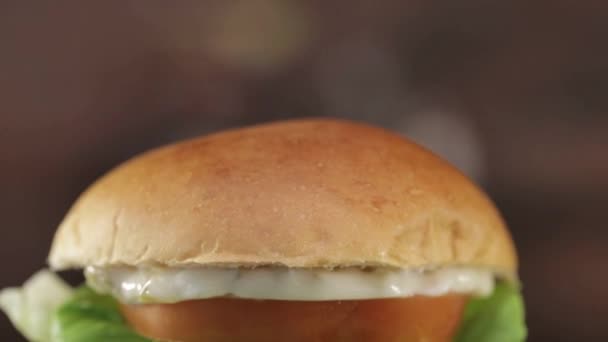 Fish Fillet Burger Display Close Döntés Felülről Lefelé — Stock videók