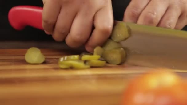 Pickles Pickles Snijden Hout Voorhoek — Stockvideo
