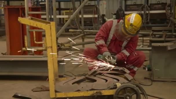 Trabajador Paños Rojos Molienda Metal Control Deslizante Izquierda Derecha — Vídeo de stock