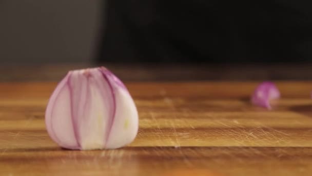 Red Onion Hacka Röd Lök Bitar Med Kniv Front Vinkel — Stockvideo