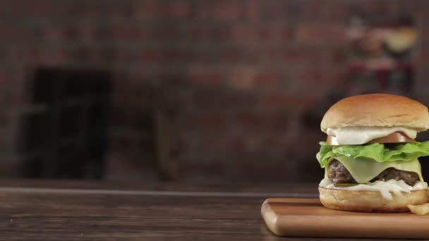 Burger Fromage Boeuf Avec Affichage Frites Françaises Slider Gauche Droite — Video