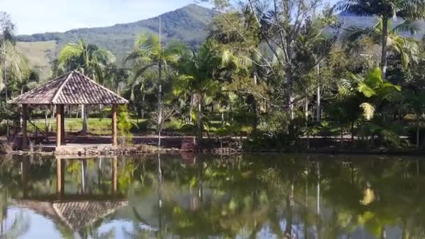 Refelection Kiosk Beautiful Lake Mountains Back Pan Zprava Doleva — Stock video