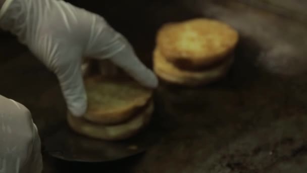 Buns Togliere Panini Tostati Rotondi Freschi Dalla Griglia Angolo Superiore — Video Stock