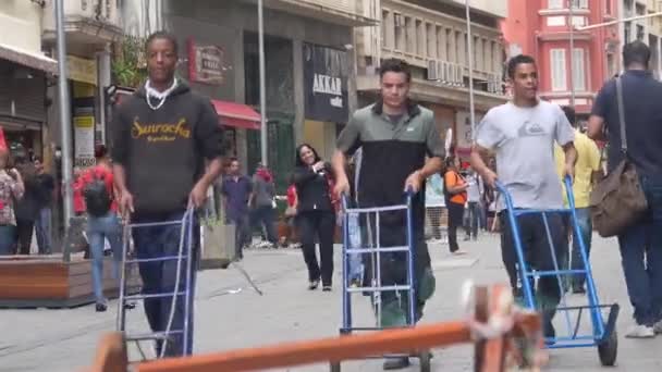 파울로 거리에서 털리를 밀어주는 사람들 — 비디오