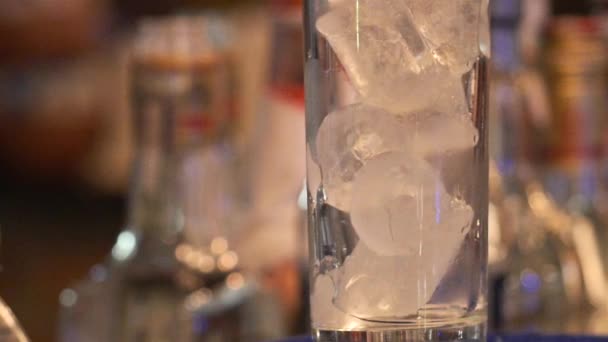 Giet Blauwe Drank Een Doorzichtig Glas Vol Ijs Close — Stockvideo