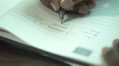 Kalem Kontrol Eden Kadınlar Elleri - Kapatın