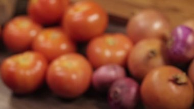 Domates ve Soğan - Pan - Sağdan Sola - Odaklan Çek