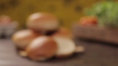 Çörekler - Masada Taze Yuvarlak Çörekler - Ön Açı - Odaklanma Çekimi