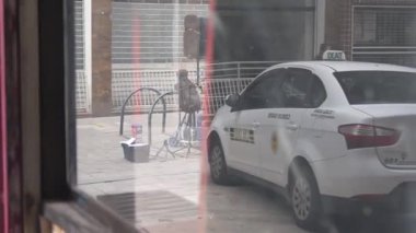 Sokaktaki Bir Adam - Pencerede Seçim