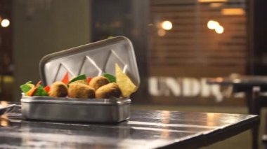 Gümüş bir konteynırda iki tane Taquilla shot ve Nachos - Pan - Sağdan Sola II