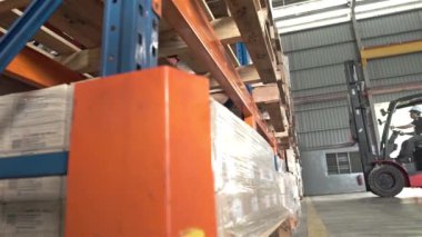 Kırmızı Çatal Kaldırma Depo 'daki Raftan Ürünleri Çıkartıyor - Kaydırıcı - Soldan Sağa