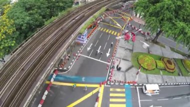 Kuala Lumpur - Malezya - MERDEKA Karesi: Üst Görünüm - Yol ve LRT İzleri - Şehir Manzaraları - Soldan Sağa