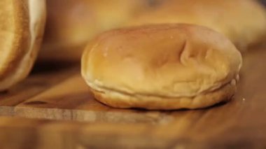 Çörekler - Tahta Masada Taze Yuvarlak Çörek Dönüşü - Ön Açı 2