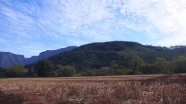 Kurumuş Arazide Büyüleyici Yeşil Kanyonlar Sağdan Sola