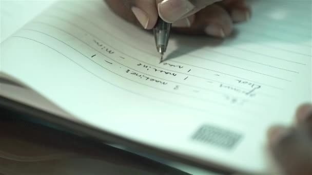 Vrouwen Hand Met Pen Controle Notities Close — Stockvideo
