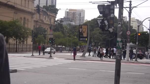 Homem Negro Com Saco Atravessando Estrada Principal — Vídeo de Stock