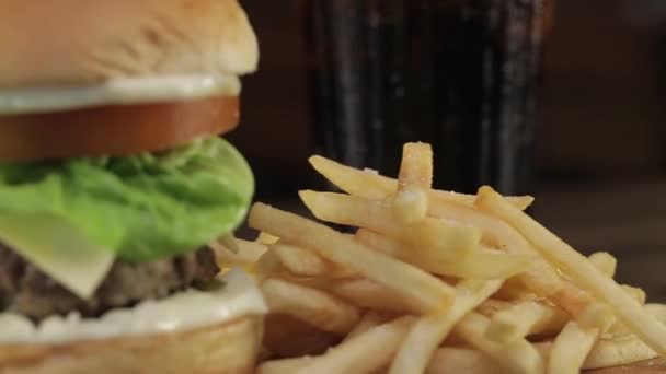 Jehněčí Cheese Burger Francouzskými Hranolky Displej Slider Pohybující Pryč Odhalit — Stock video
