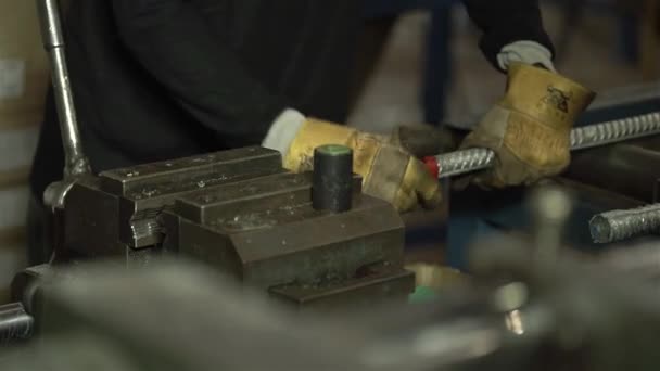 Hombre Con Guantes Amarillos Comprobación Tamaño Tubería Metal Primer Plano — Vídeo de stock