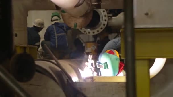 Soldadura Del Trabajador Dentro Una Máquina Control Deslizante Derecha Izquierda — Vídeo de stock