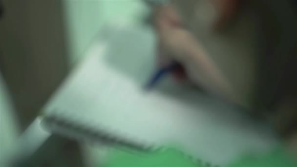 Fille Prenant Des Notes Avec Stylo Bleu Ots — Video