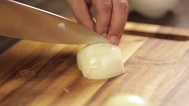 Cebollas Blancas Corte Cebolla Blanca Trozos Pequeños Una Tabla Cortar — Vídeos de Stock