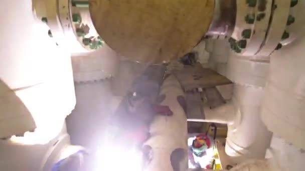 Trabalhadores Que Soldam Uma Tubulação Máquina Inclinação — Vídeo de Stock