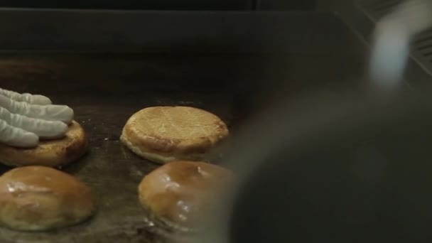 Çörekler Taze Çörekler Kızartılıyor Yan Açı — Stok video