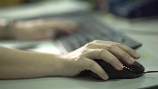 Mujer Hands Black Computer Mouse — Vídeo de stock