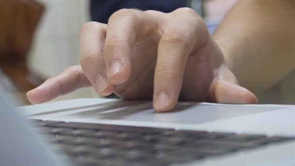 Garçon Faisant Défiler Dactylographier Sur Macbook Fermer Angle Latéral — Video