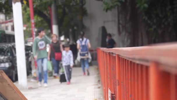 Hombre Con Camisa Amarilla Caminando Con Carro Lado Red Railing — Vídeos de Stock