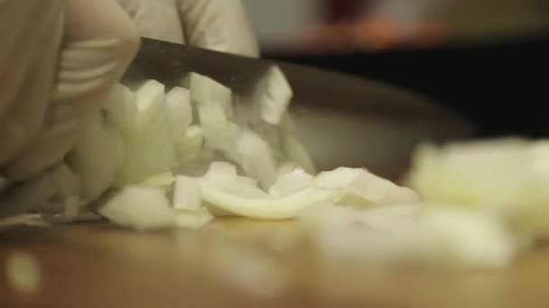 白洋葱 在切菜板上的小块切白洋葱 近侧角2 — 图库视频影像