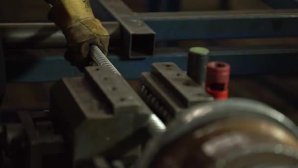 Man Menempatkan Baja Bar Dalam Mesin Pemotong — Stok Video