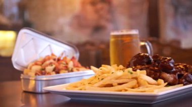 Sığır kaburgası, patates kızartması ve bir masada tapyoka cipsi.