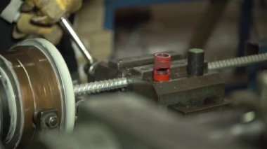 Çelik Çubuğu Makineden Çıkaran İşçi - Ön Açı