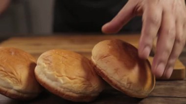 Çörekler - Tahta Masada Taze Yuvarlak Çörekler Kesme - Ön Açı